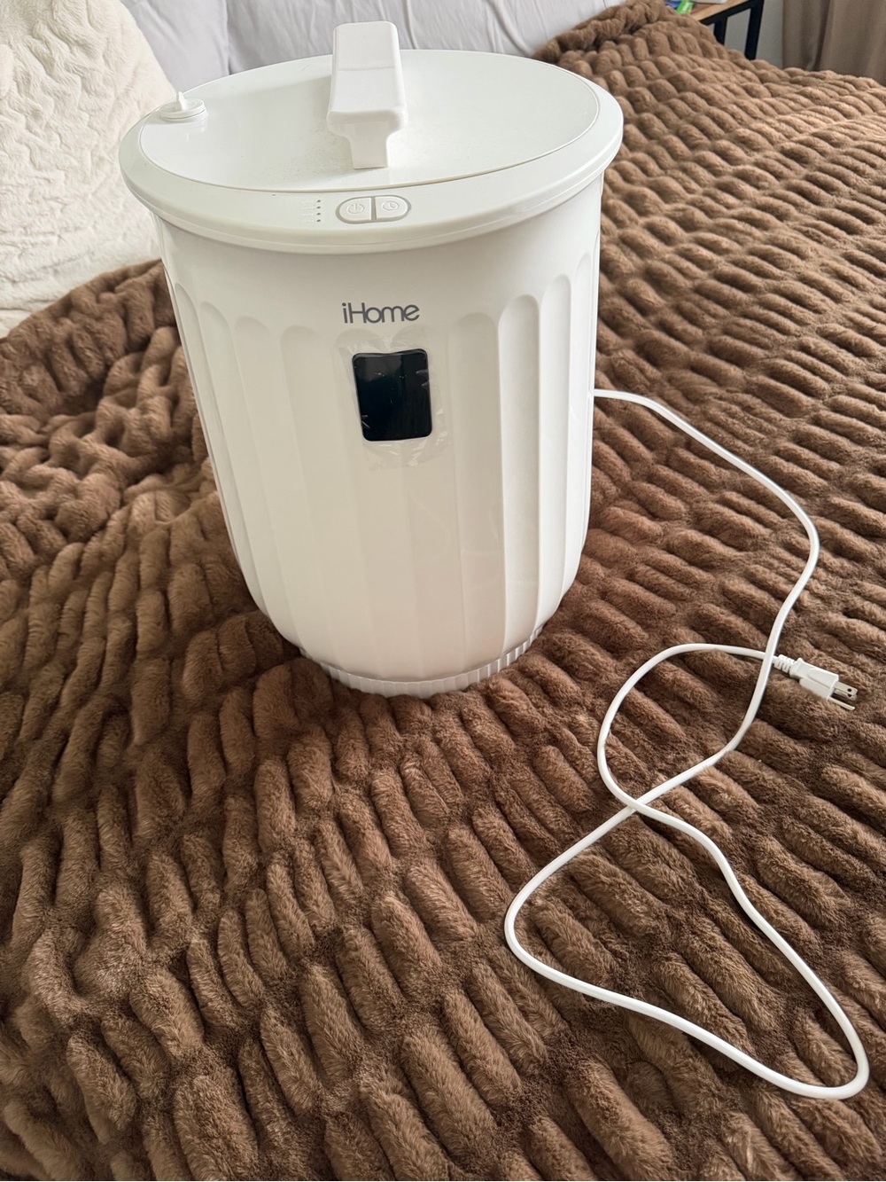 iHome White towel warmer